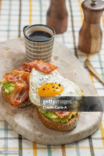 avocado bacon egg toast - brotzeitbrett stock-fotos und bilder