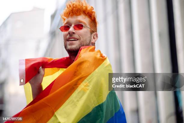 homem gay na rua - pride - fotografias e filmes do acervo