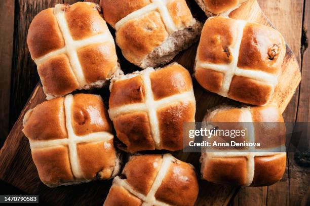 easter breakfast with hot cross buns - hot cross buns stock-fotos und bilder