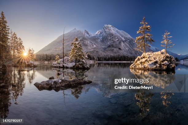 amanecer en invierno en el lago alpino hintersee en los alpes - alpes de bavaria fotografías e imágenes de stock