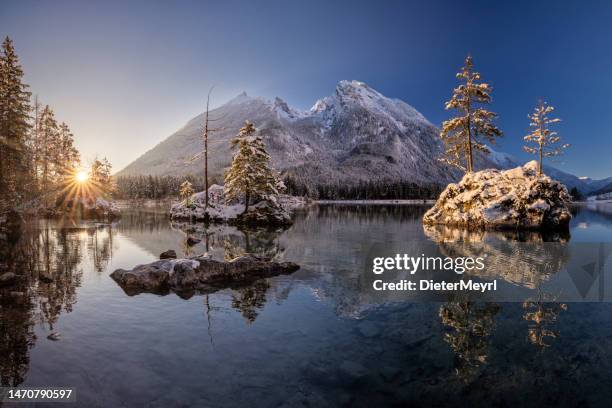 sunrise in winter at alpine lake hintersee in alps - berchtesgaden alps stockfoto's en -beelden