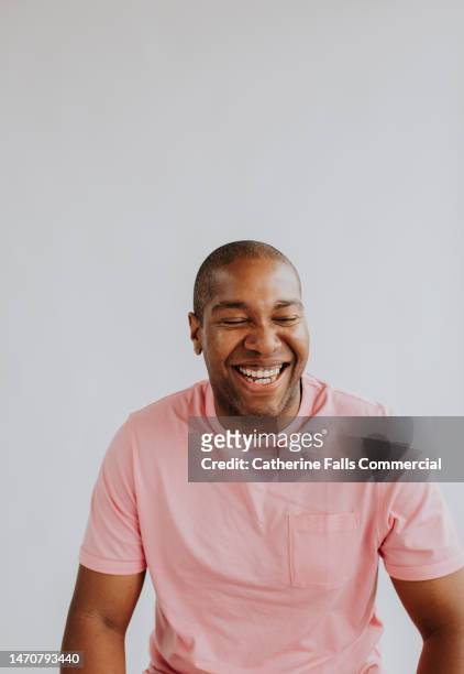 portrait of a middle aged black man - oberkörper happy sommersprossen stock-fotos und bilder