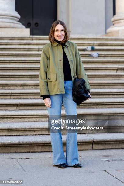 Influencer and style icon Annette Weber, wearing a green jacket by Barbour, blue Jeans by Riani, a black shopper bag by Vee Collective and black...