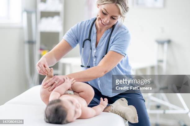 bene baby check-up - osteopata foto e immagini stock