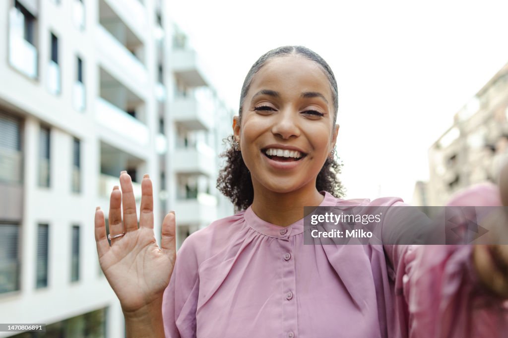 Retrato de una mujer latina en una videollamada