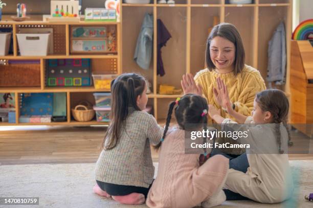 clase de música de jardín de infantes - niño de edad preescolar fotografías e imágenes de stock