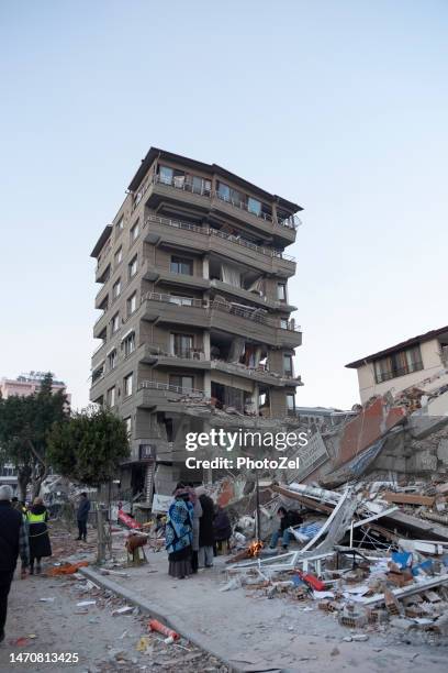 a building that survived the earthquake - demolition of florida sinkhole house continues stockfoto's en -beelden