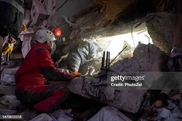 rescuers work under debris - earthquake rescue stock pictures, royalty-free photos & images