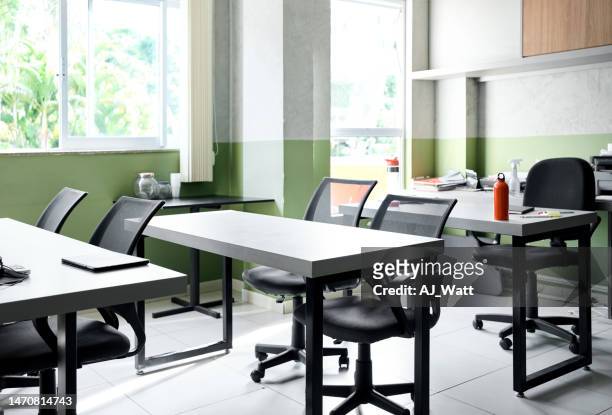 empty adult school classroom - empty desk stock pictures, royalty-free photos & images