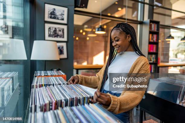 音楽レコードショップでビニールレコードを選択する女性 - music choice ストックフォトと画像