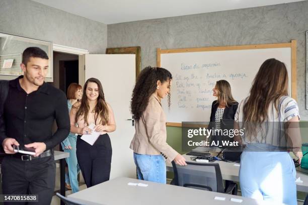 grupo de personas multirraciales entrando en un aula de educación para adultos - english language fotografías e imágenes de stock