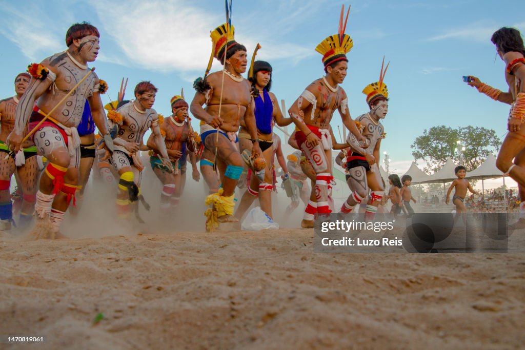 Group of indigenous people in the arena of the XII games of indigenous peoples