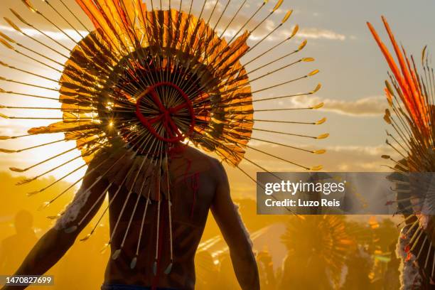 indigenous in the evening light at the xii indigenous peoples games - mato grosso state 個照片及圖片檔