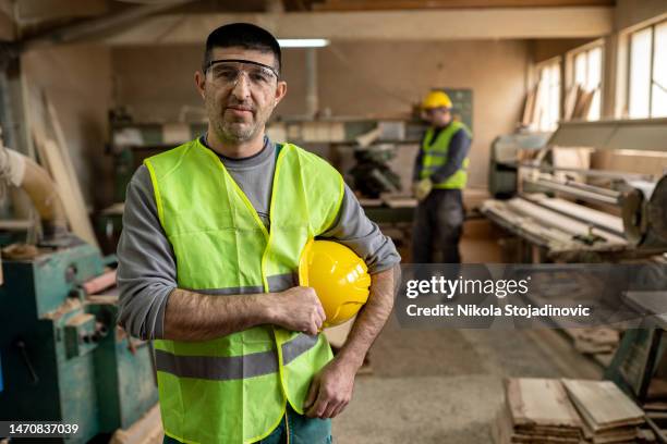 porträt eines holzarbeiters - osteuropäischer abstammung stock-fotos und bilder