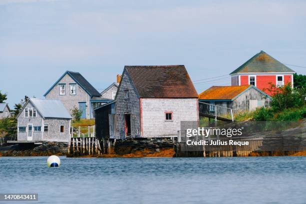wooden shingled homes in a maritime fishing neighborhood - peggys cove stock-fotos und bilder
