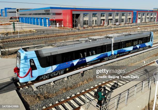 Hydrogen fuel cell hybrid articulated light rail vehicle rolls off the production line at an intelligent manufacturing base of Hebei Jingche Rail...