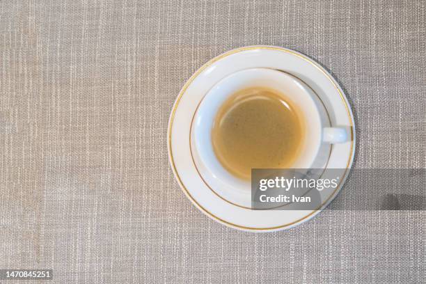 black americano coffee with bubbles in white cup - color crema stockfoto's en -beelden