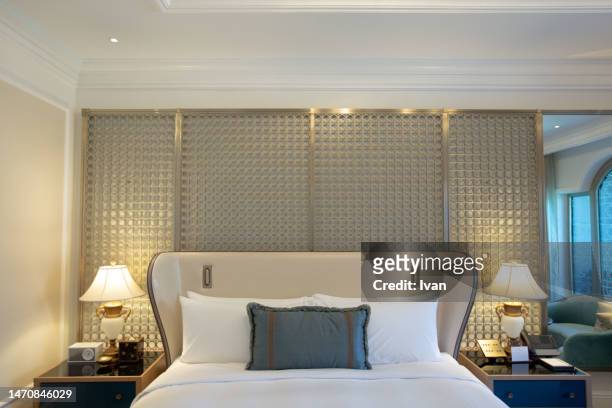 beds in hotel room at tourist resort - letto matrimoniale foto e immagini stock