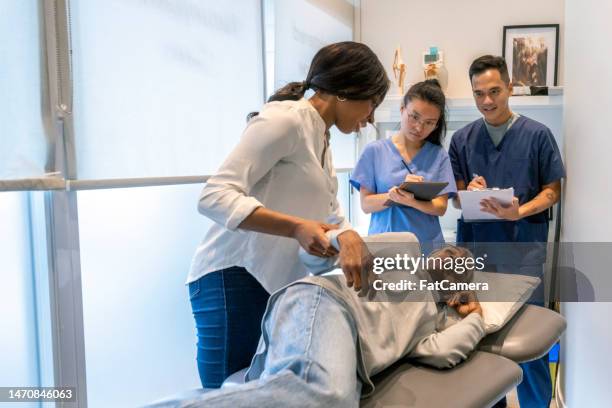 chiropractic instruction - chiropractic treatment stock pictures, royalty-free photos & images