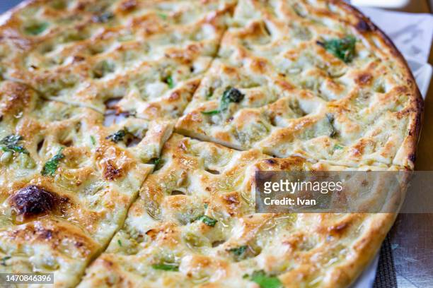 the middle east style cuisine, garlic naan bread - aglio foto e immagini stock