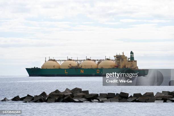 ein lng-tanker für den transport von flüssigerdgas im hafen von santa cruz de tenerife - lng stock-fotos und bilder