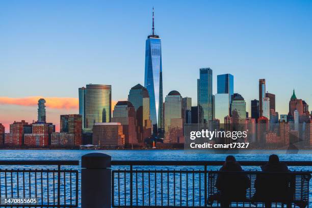 freedom tower und lower manhattan von new jersey - liberty state park stock-fotos und bilder