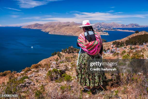 femme d’aymara regardant la vue, isla del sol, lac titicaca, bolivie - bolivia photos et images de collection