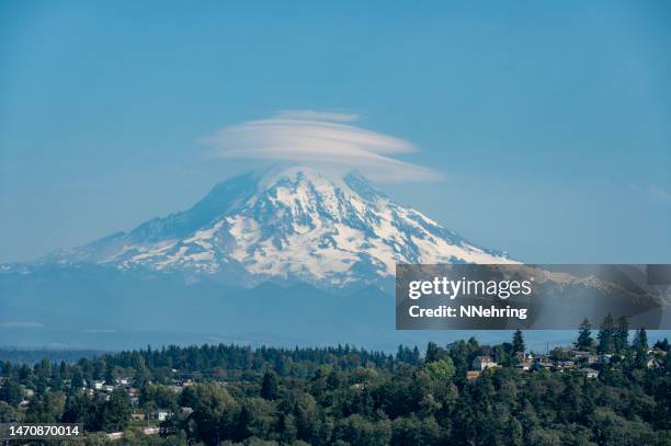 lenticular clouds over mount rainier, washington - tacoma washington stock pictures, royalty-free photos & images