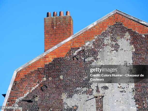 the brick and cement gable of a detached house in brussels, belgium - empena - fotografias e filmes do acervo