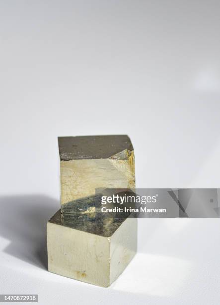 pyrite crystal cubes, fool's gold - pierre photos et images de collection