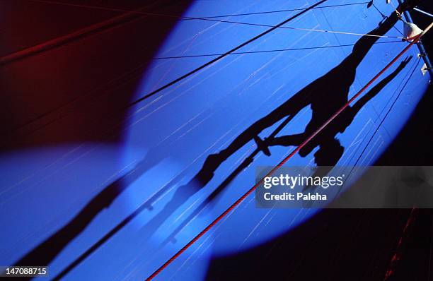 silhouettes de cirque - acrobate photos et images de collection