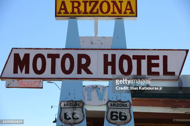 old motel and route 66 signs - route 66 foto e immagini stock