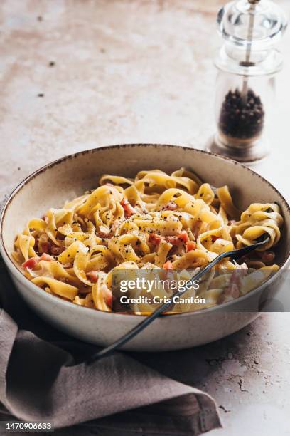 tagliatelle carbonara - salsa carbonara fotografías e imágenes de stock