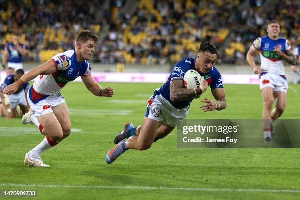 Charnze Nicoll-Klokstad of the Warriors dives over to score a try during the round one NRL match between the New Zealand Warriors and Newcastle...