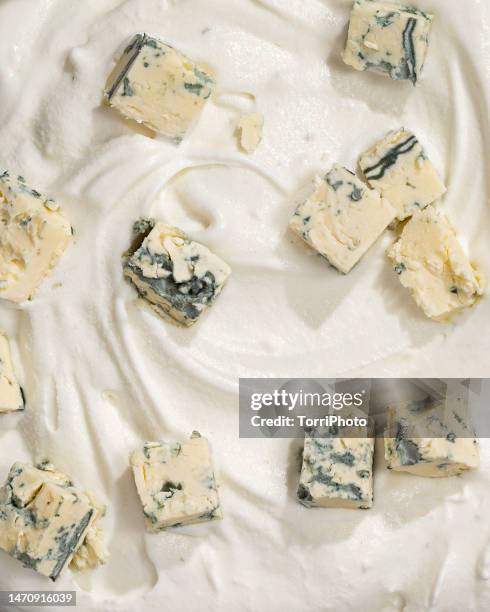 full frame texture background of vanilla gelato ice cream with blue cheese filling - blauwschimmelkaas stockfoto's en -beelden