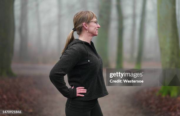 cintura do retrato para cima da mulher adulta na roupa esportiva ao ar livre - camel active - fotografias e filmes do acervo