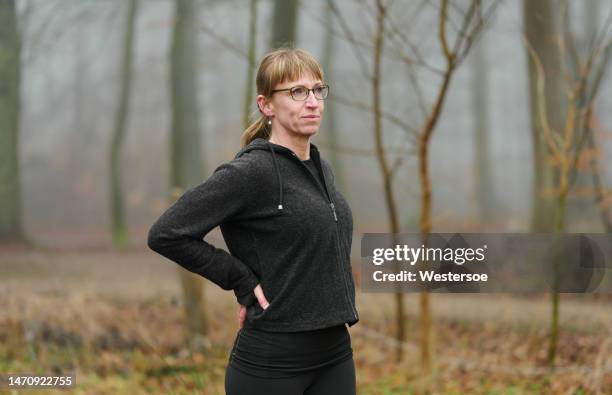 retrato cintura hacia arriba de mujer adulta con ropa deportiva al aire libre - camel active fotografías e imágenes de stock