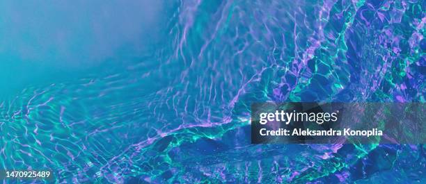 banner with ethereal holographic dark blue, purple,  pink, turquoise, mint green transparent water surface texture with ripples, splashes, waves - nightclub bathroom stockfoto's en -beelden