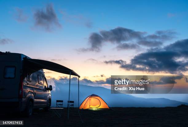 motorhomes and tents in the camp at night - campfire no people stock-fotos und bilder