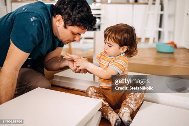 dad and his little helper - latest bro pics stockfoto's en -beelden