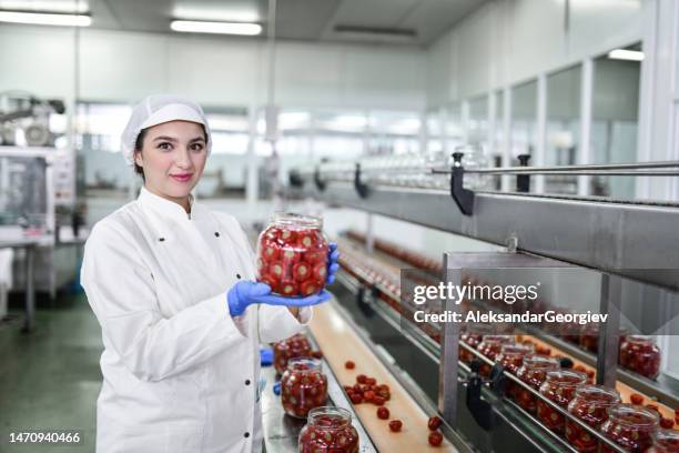 Food Factory Operator Smiling Food Factory Worker Photos and Premium High Res Pictures ...