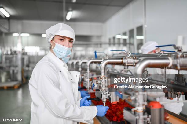 Food Factory Operator Smiling Food Factory Worker Photos and Premium High Res Pictures ...