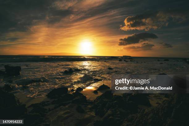 mākena state park lava rock sunset - sunset beach fotografías e imágenes de stock