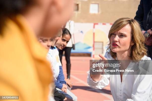 The Minister of Education and Vocational Training, Pilar Alegria, with several students from the school during her visit to CEIP Felix Rodriguez de...