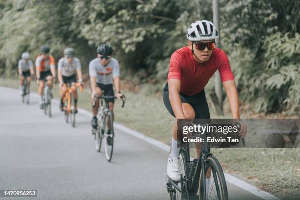 líder de ciclista asiático chinês lidera equipe pratica ciclismo na zona rural - líder da corrida atleta - fotografias e filmes do acervo