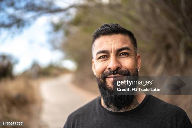 retrato de hombre maduro al aire libre - pendiente de la nariz fotografías e imágenes de stock