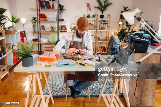 el hombre fabrica señuelos de pesca - fabricantes de muebles de artesania fotografías e imágenes de stock