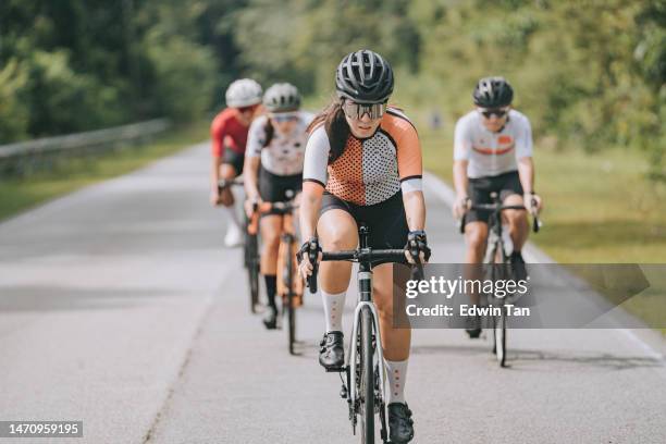 ciclista chinesa asiática feminina liderando evento de ciclismo na cena rural matinal - líder da corrida atleta - fotografias e filmes do acervo