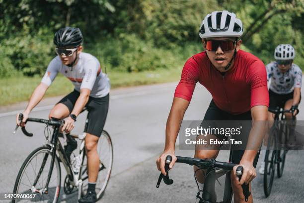 asiatisch-chinesischer radfahrer in ländlicher szene radrennen - mixed race man stock-fotos und bilder