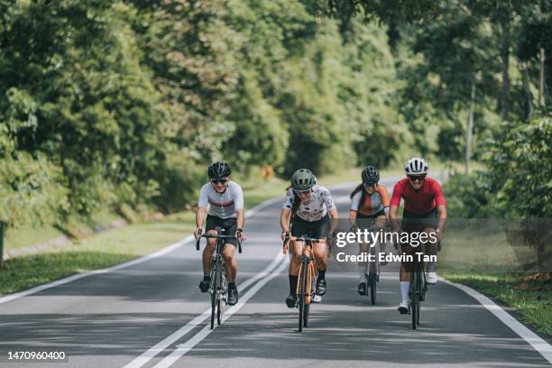 competición ciclista asiática china en escena rural por la mañana - equipo ciclista fotografías e imágenes de stock